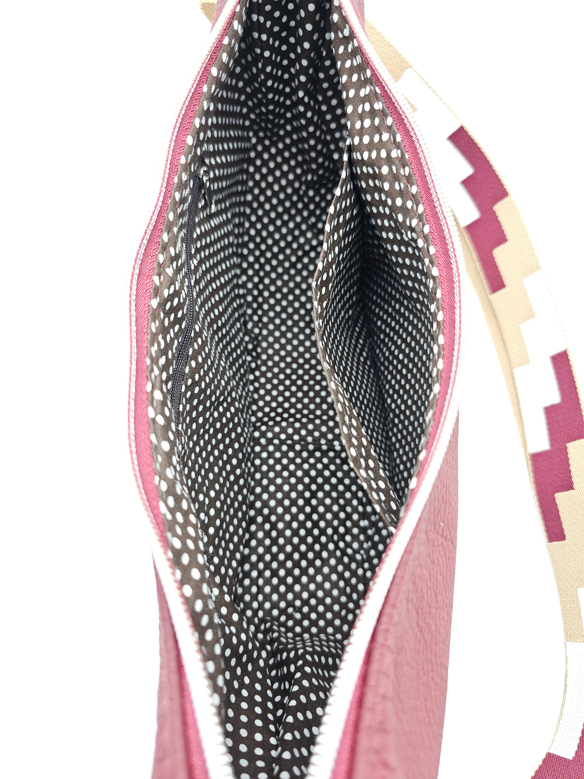 Moonbag Moni in Weinrot/bunt, Einblick in die Tasche 