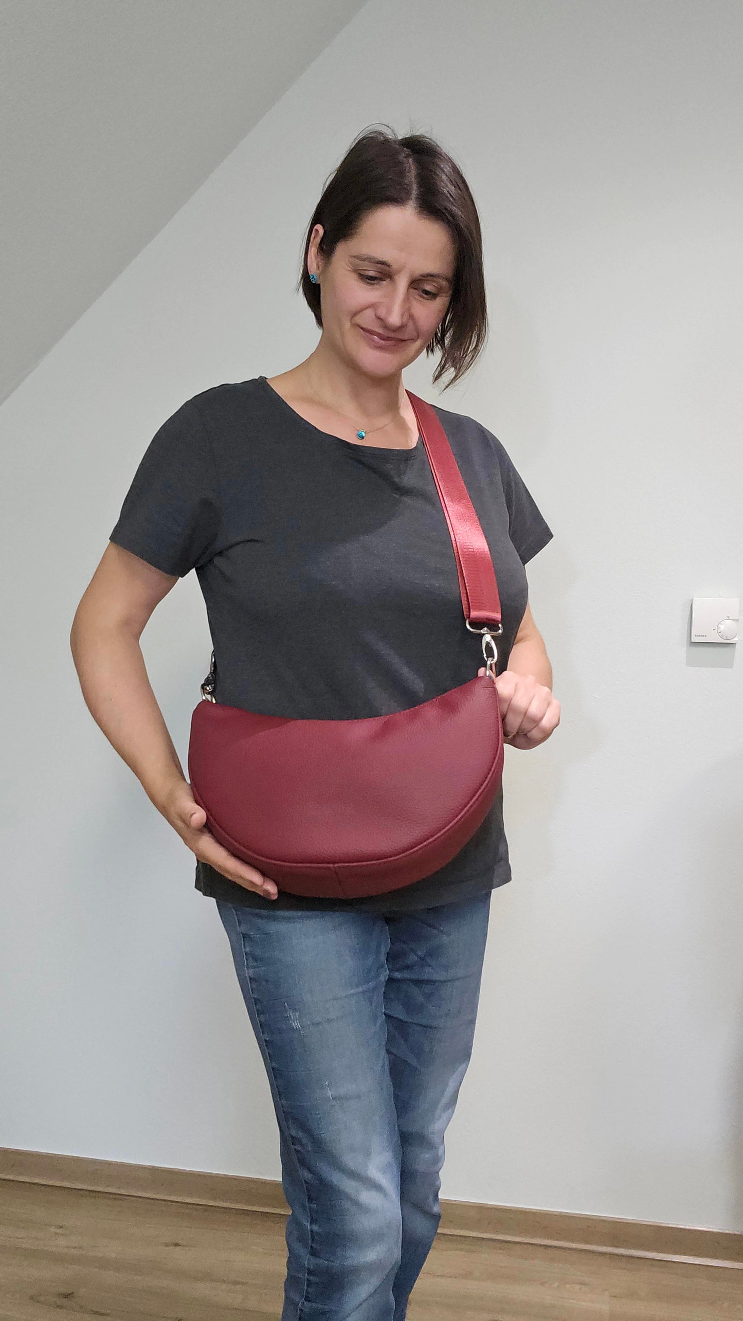 Moonbag Moni in Weinrot, Tragefoto mit Designerin Michaela Lucius 