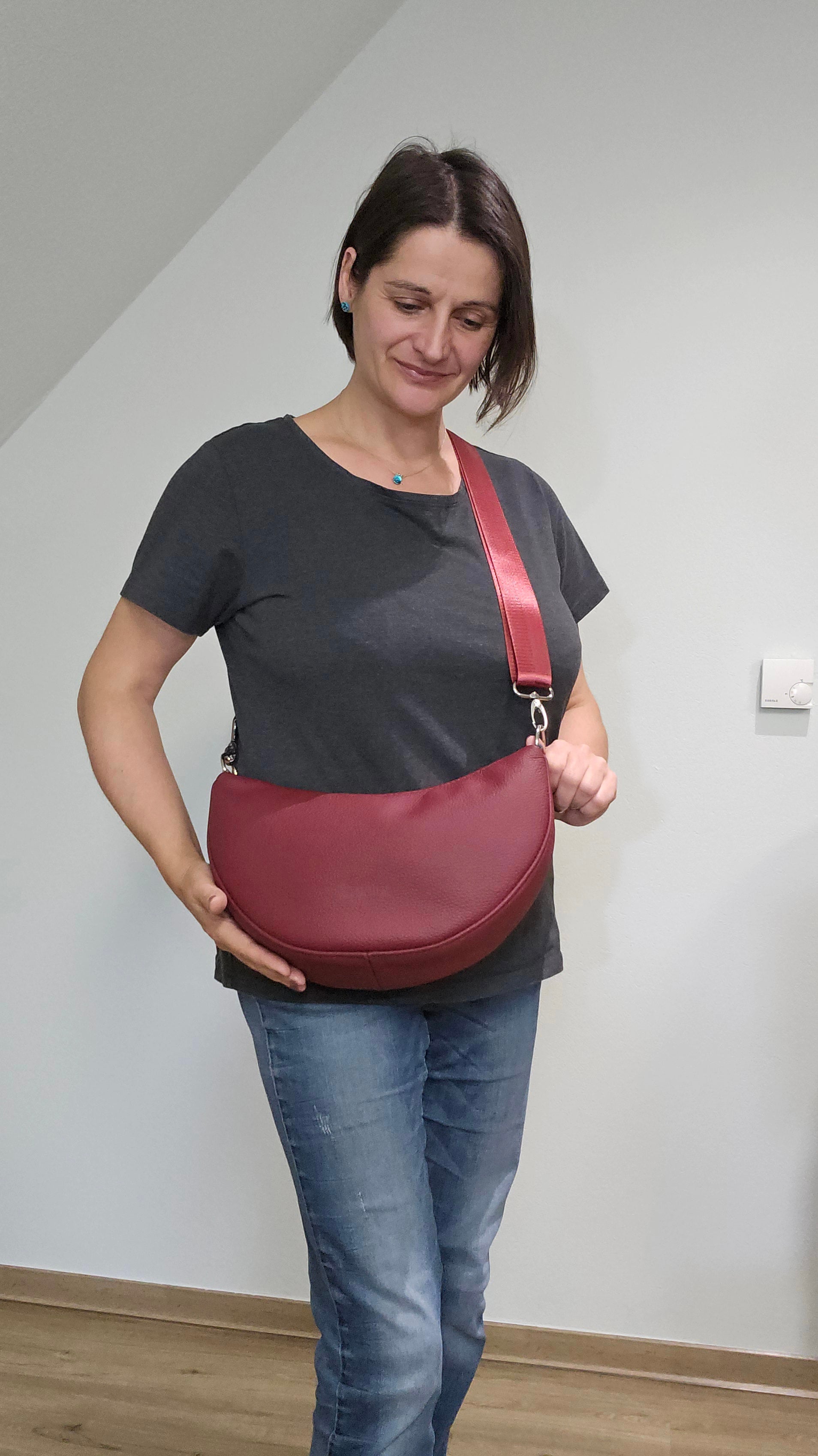 Moonbag Moni in Weinrot, Tragefoto mit Designerin Michaela Lucius 