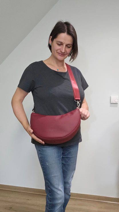 Moonbag Moni in Weinrot, Tragefoto mit Designerin Michaela Lucius 