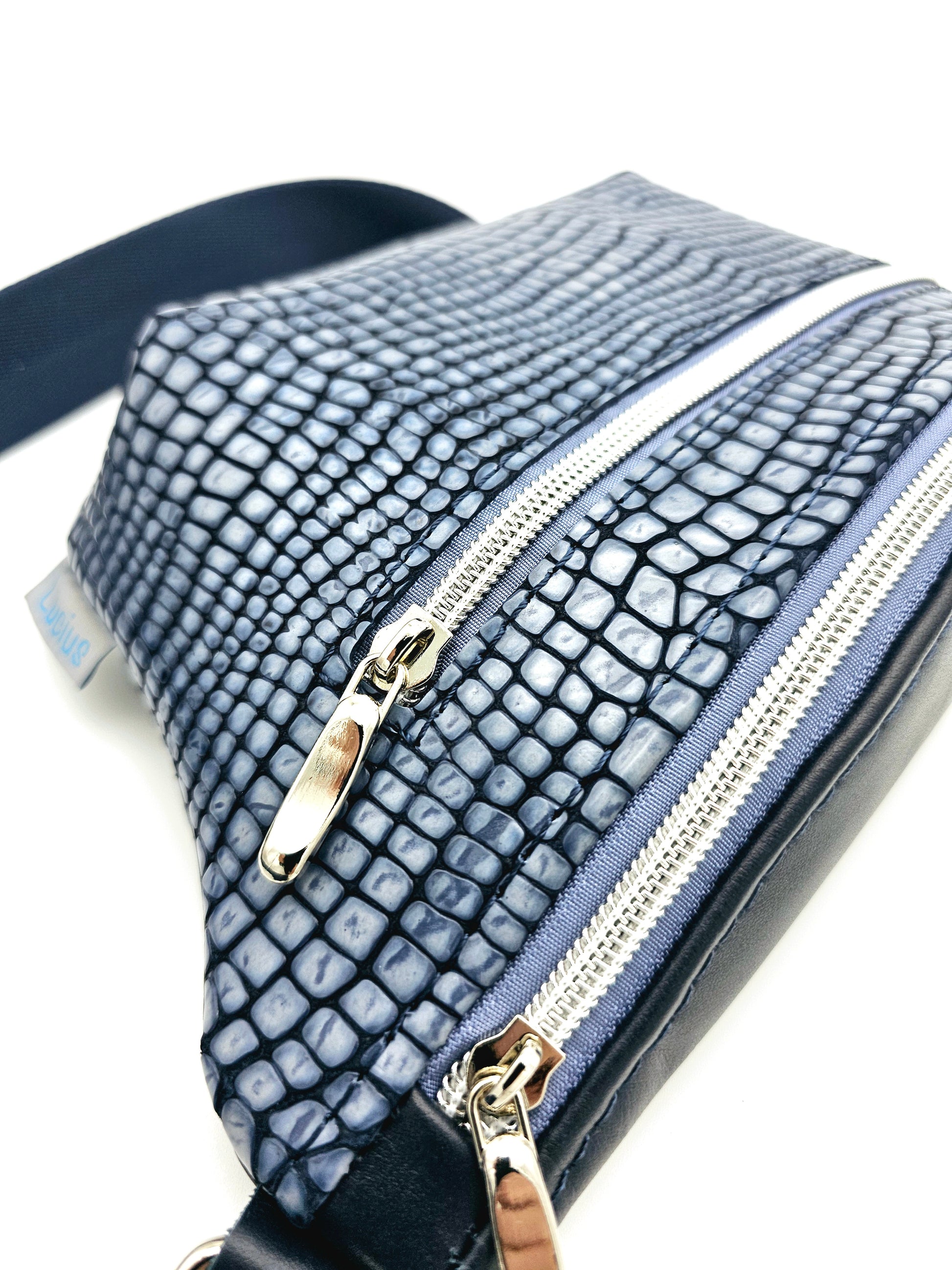 Ledertasche Clivia, Effektleder Kroko, blau, Details Reißverschluss