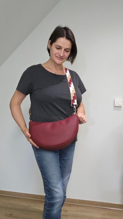 Moonbag Moni in Weinrot/bunt,  Tragefoto 