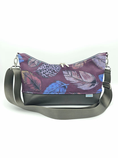 Hobobag Levka, Federn und grau glatt, von vorne