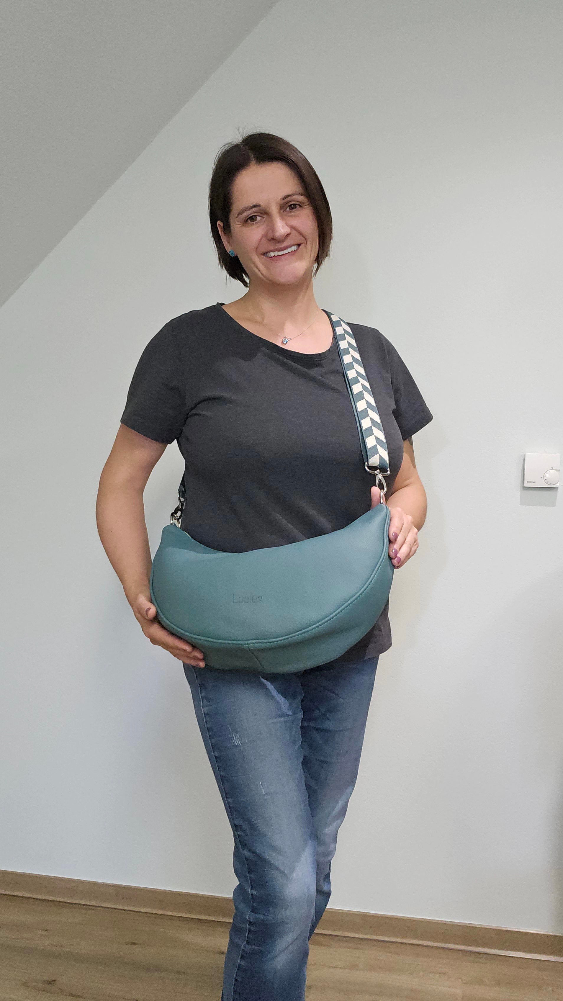 Moonbag Mona in Minttürkis,  Tragefoto 